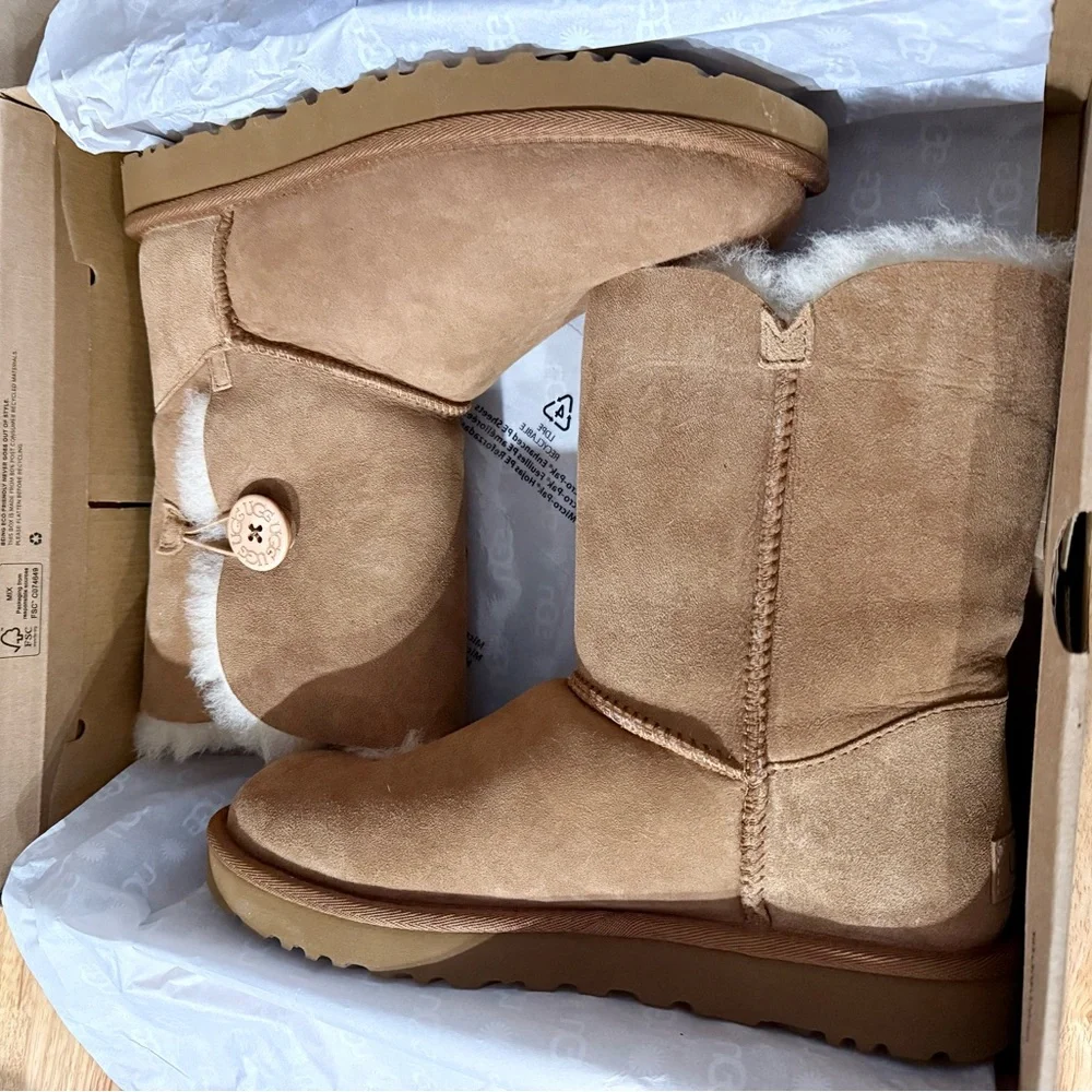 UGG Bailey Button II Boots – Women’s Size 9 - Picture 2 of 8
